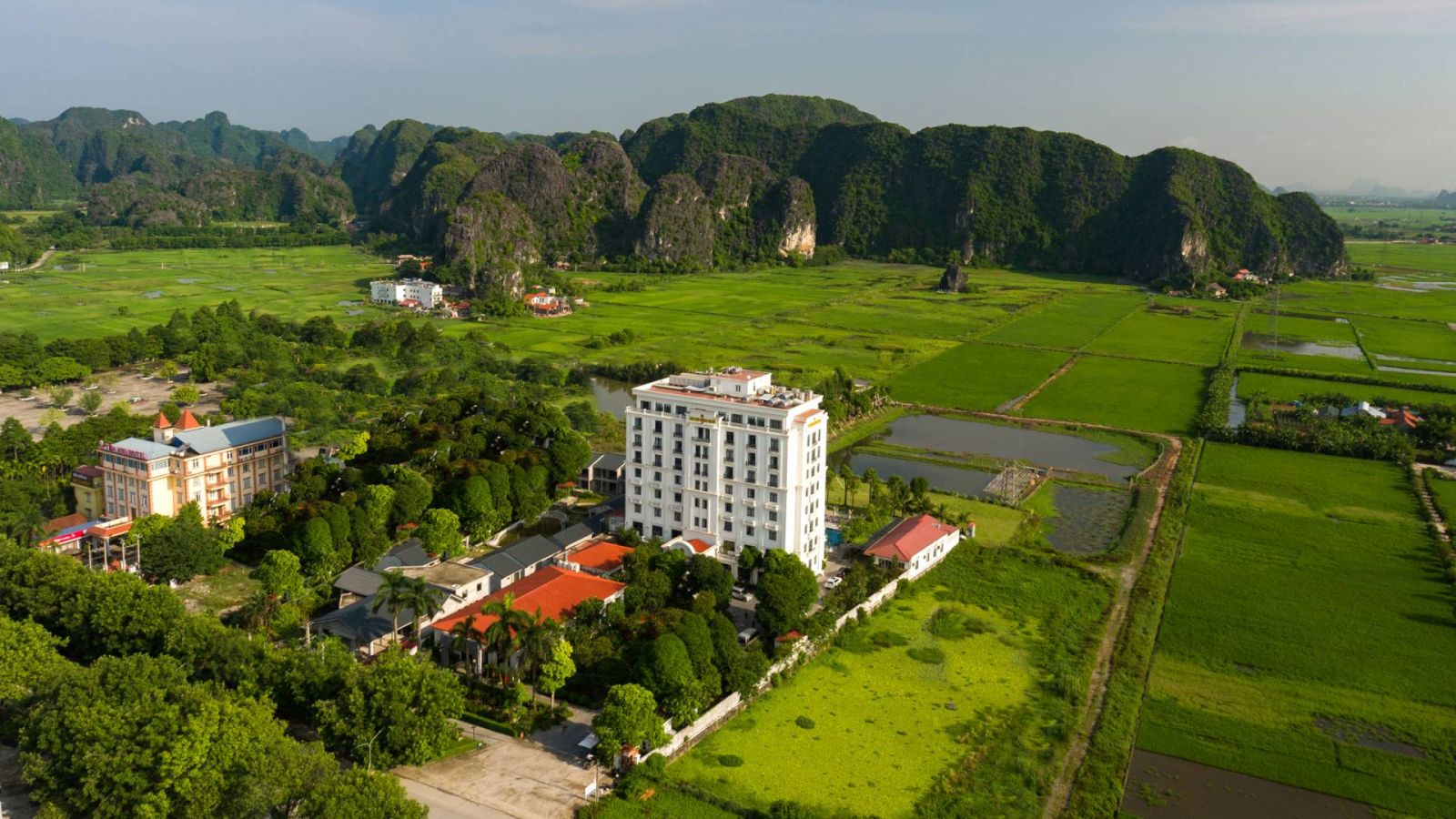 Top 08 resort view núi đẹp nhất Ninh Bình 2026