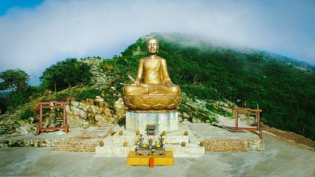 Tượng Phật Hoàng Trần Nhân trên đỉnh Yên Tử