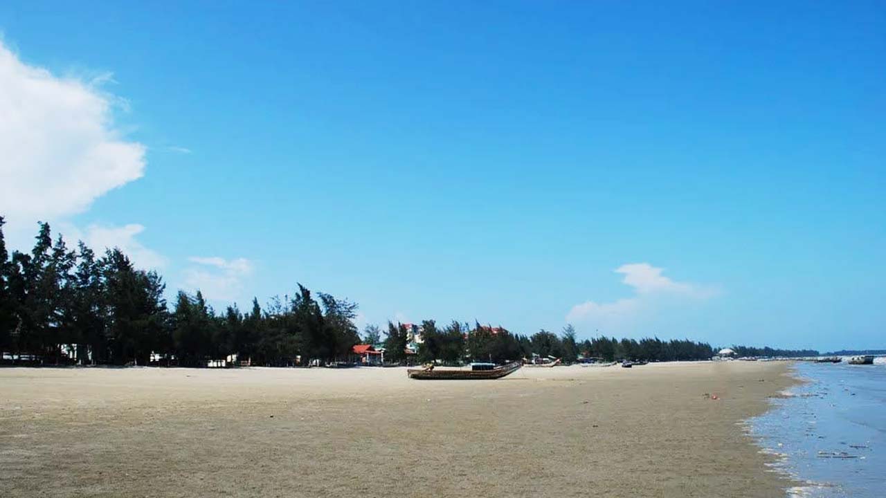 Bãi biển Trà Cổ dài, được bao bọc bởi rặng phi lao bát ngát