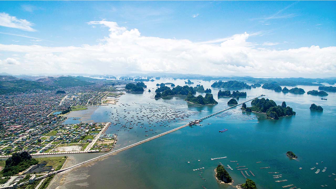  Du lịch Quảng Ninh khám phá Cẩm Phả – thành phố giáp biển đẹp không kém Hạ Long hay Vân Đồn.