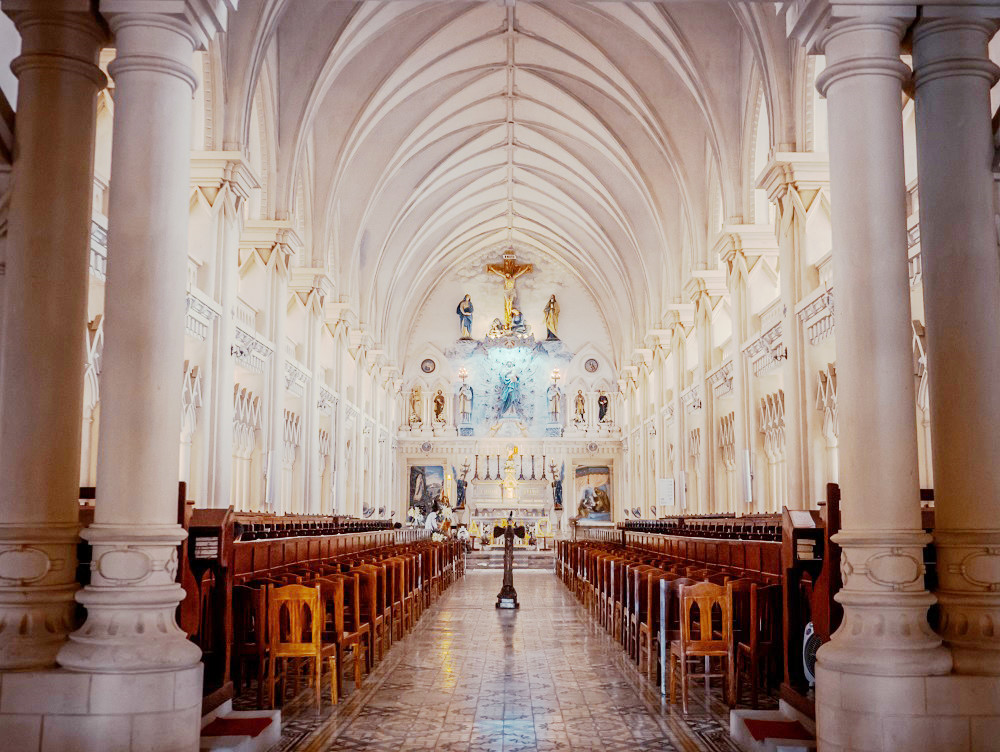  Đỉnh cao nghệ thuật kiến trúc của thánh đường là mái vòm trắng cao 21m