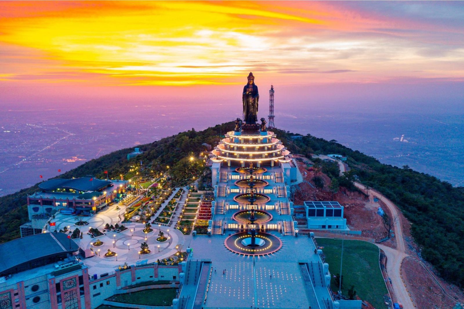 Đi Núi Bà Đen Bằng Xe Khách Hay Thuê Xe Riêng? Nên Chọn Phương Án Nào?